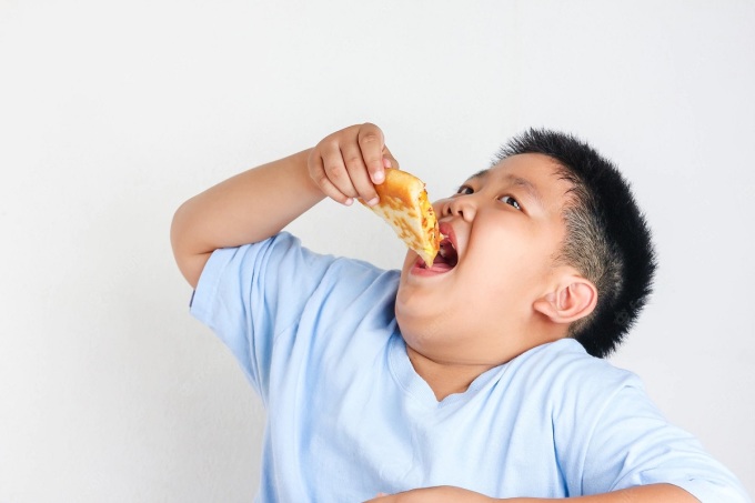 Trẻ thừa cân có xu hướng thích ăn ngọt, thực phẩm nhanh... do đó phụ huynh nên hạn chế cho con ăn những thực phẩm này. Ảnh: Freepik
