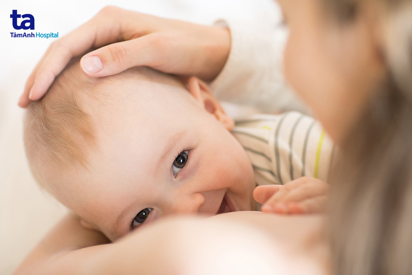 bú mẹ giúp trẻ an tâm hơn