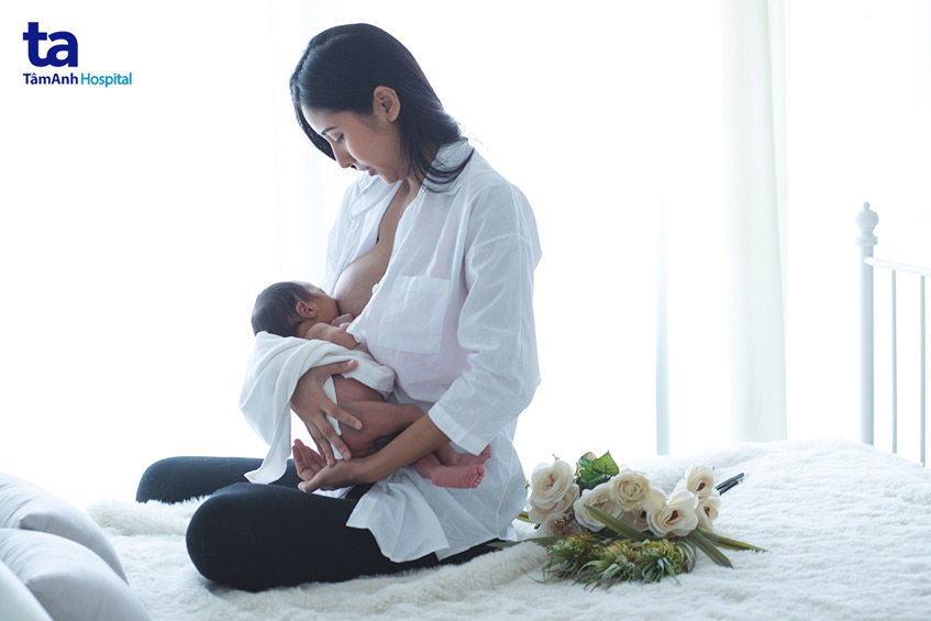 sữa mẹ chứa nhiều dưỡng chất quan trọng