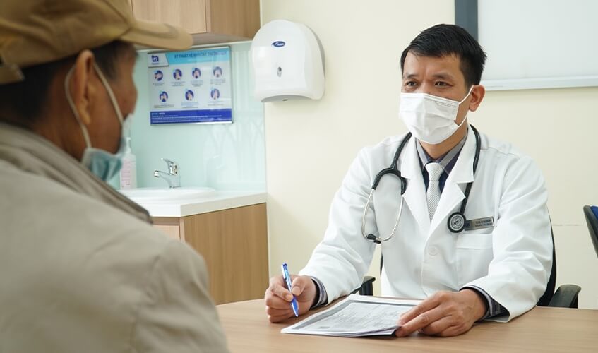 bác sĩ khám tầm soát ung thư dương vật