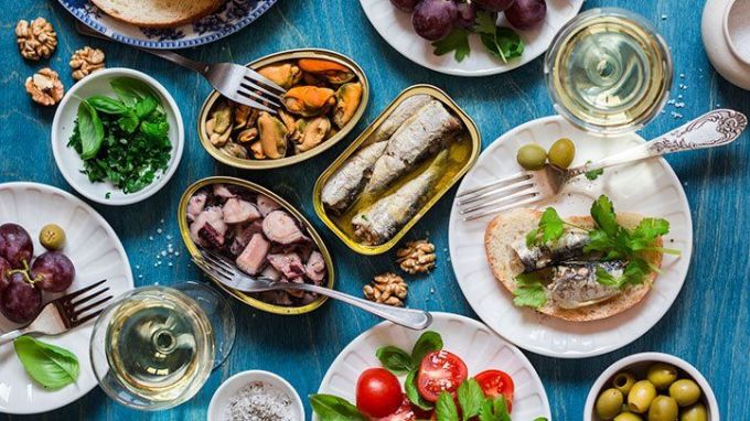 Bạn sẽ tìm thấyi thực phẩm bổ dưỡng như cá, ngũ cốc nguyên hạt, các loại hạt, rau và trái cây trong chế độ ăn Địa Trung Hải. Ảnh: iStock