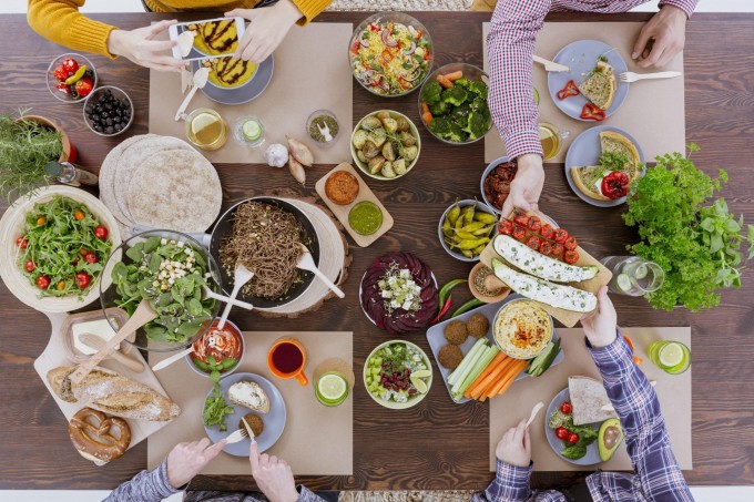 Người chóng mặt nên ăn thực phẩm giàu vitamin, magie, đạm... Ảnh: Shutterstock
