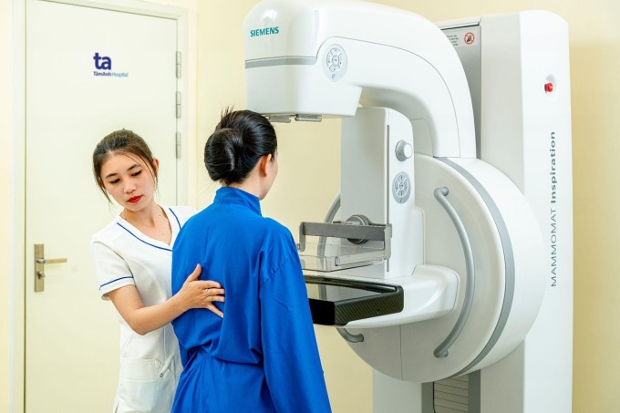 Một phụ nữ chụp nhũ ảnh kỹ thuật số cắt lớp (DBT) tầm soát ung thư vú tại Bệnh viện Đa khoa Tâm Anh. Ảnh: Bệnh viện đem lại