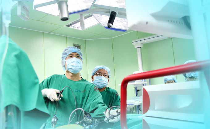 Bác sĩ Nguyễn Thế Toàn can thiệp cho người chứng bệnh. Ảnh: Bệnh viện mang lại