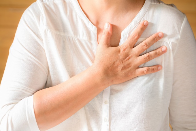 Uống nhiều rượu, bia có thể tiến hành cho người chứng bệnh lên cơn đau đớn tim. Ảnh: Freepik