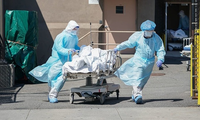 Thi thể bệnh nhân Covid-19 được đưa ra xe tải đông lạnh tại Bệnh viện Wyckoff, Brooklyn, New York hôm 6/4/2020. Ảnh:AFP.