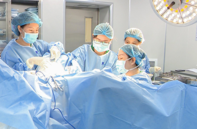 Các bác sĩ Trung tâm Sản phụ khoa Bệnh viện đa khoa Hưng Thịnh Hà Nội trong một cuộc phẫu thuật cho bệnh nhân.