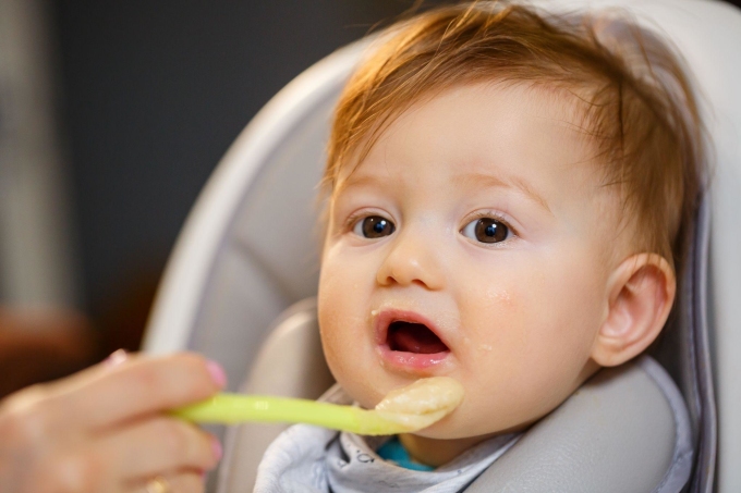 Bé cần ăn đa dạng thức ăn và hình thức chế biến để trẻ ăn dặm hấp thu đủ dưỡng chất. Ảnh: Shutterstock