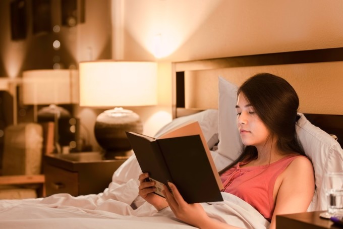 Đọc sách trước khi đi ngủ thay vì lướt điện thoại giúp tinh thần thư giãn, tốt cho giấc ngủ. Ảnh: Shutterstock