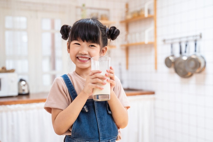 Trẻ nên uống sữa và ăn uống đầy đủ, thay vì bổ sung canxi đơn lẻ. Ảnhl Shutterstock