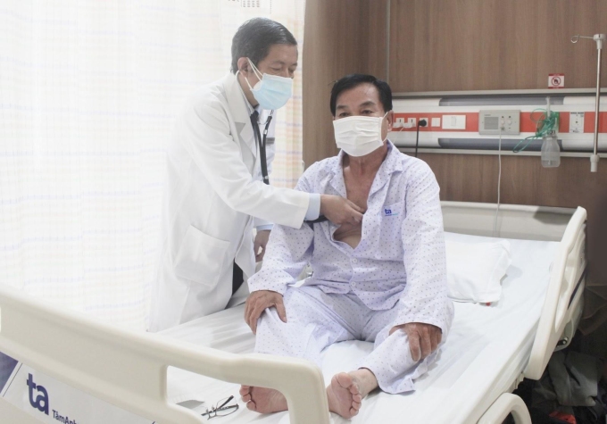 BS.CKII Huỳnh Ngọc Long thăm khám cho bệnh nhân trước khi xuất viện. Ảnh: Tâm Anh