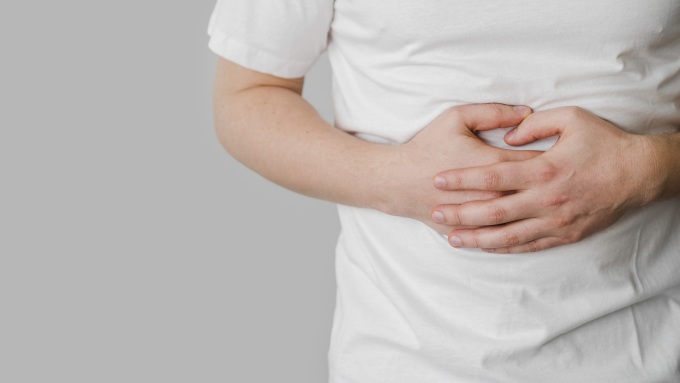 Viên ruột thừa thường gây đau ở phần bụng phía rốn lan xuống phía dưới bên phải bụng. Ảnh: Freepik