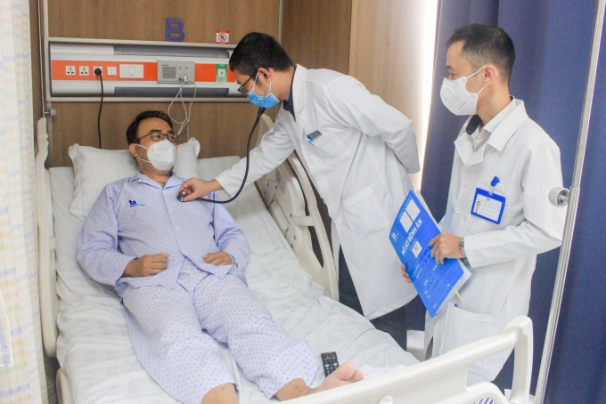 Bác sĩ Trung tâm Tim mạch, BVĐK Tâm Anh TP HCM thăm khám cho bệnh nhân trước lúc xuất viện. Ảnh: Bệnh viện cung cấp