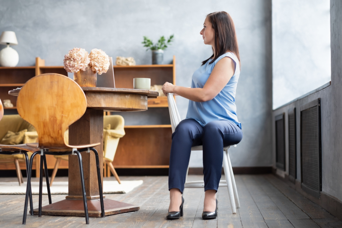 Bài tập xoay người giúp giảm tình trạng căng cứng ở lưng khi ngồi lâu. Ảnh: Shutterstock