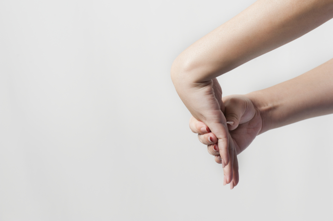 Bài tập cổ tay vừa giúp giảm cảm giác khó chịu, vừa giúp giảm nguy cơ mắc hội chứng ống cổ tay. Ảnh: Shutterstock