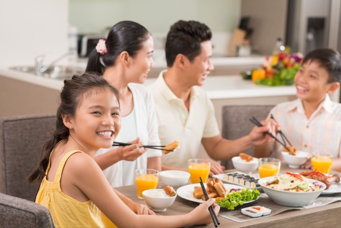 Ăn uống đa dạng thực phẩm có thể hỗ trợ giúp trẻ ngủ ngon. Ảnh: Shutterstock