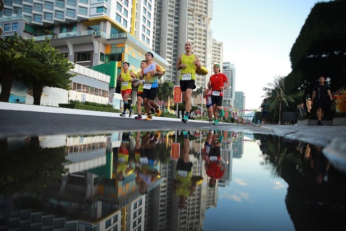 Các runner tham gia giải chạy VnExpress Marathon Marvelous Nha Trang hôm nay. Ảnh: VM