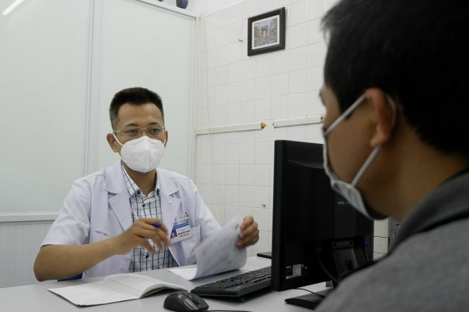 Bác sĩ Nguyễn Duy Khánh, Trung tâm Nam học, Bệnh viện Hữu nghị Việt Đức thăm khám cho người bệnh. Ảnh: Minh Minh
