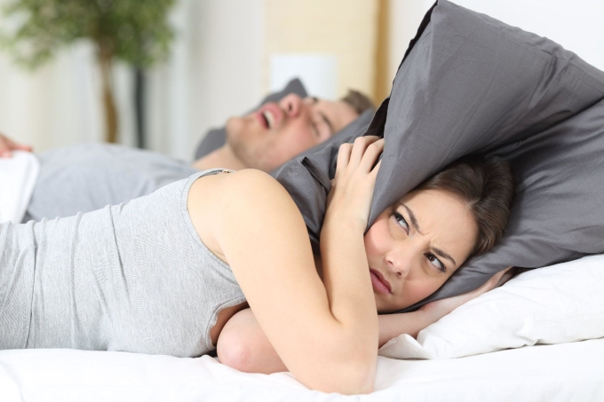 Người ngủ ngáy dễ làm gián đoạn giấc ngủ của bạn đời. Ảnh: Shutterstock