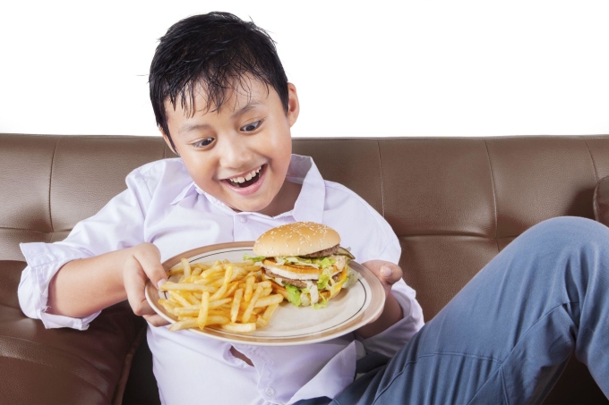Trẻ thừa cân, béo phì nếu không kiêng cữ và phòng ngừa sẽ có nguy cơ bị tiểu đường. Ảnh: Shutterstock