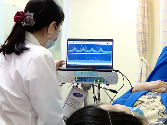 Bác sĩ Nguyễn Thị Thanh Tâm khám cho bệnh nhân tại Bệnh viện Đa khoa Hưng Thịnh.