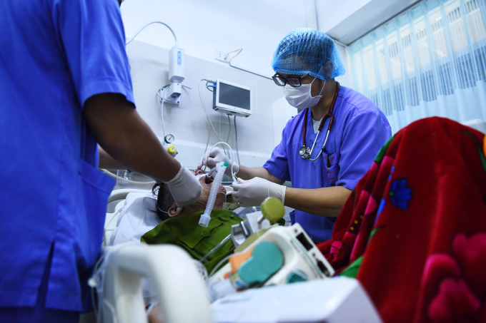 Bác sĩ Bệnh viện Bạch Mai điều trị cho bệnh nhân cấp cứu. Ảnh: Giang Huy