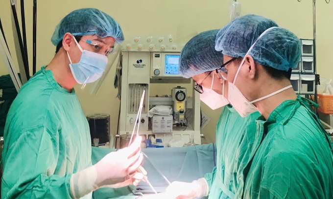 Bác sĩ Hà Hải Nam và ekip đang thực thiện ca phẫu thuật cho người bệnh. Ảnh: Bác sĩ cung cấp