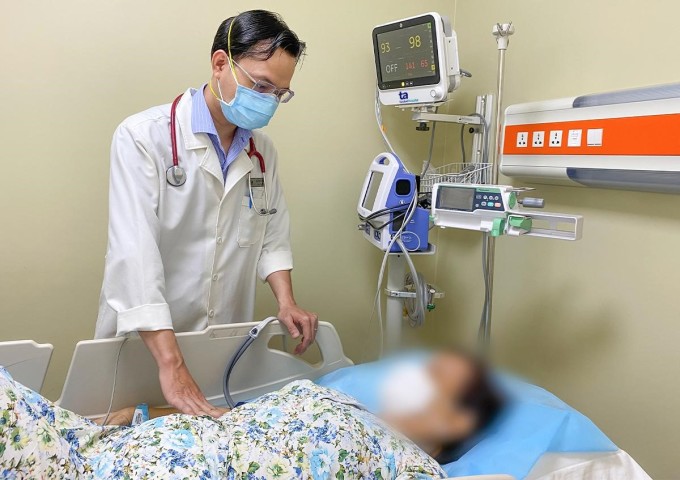 Bác sĩ CKI Phan Tuấn Trọng, khoa Cấp cứu khám cho bà Thanh. Ảnh: Bệnh viện cung cấp