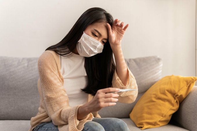 Cúm A và Covid-19 có nhiều triệu chứng giống nhau, dễ nhầm lẫn. Nguồn ảnh: Shutterstock