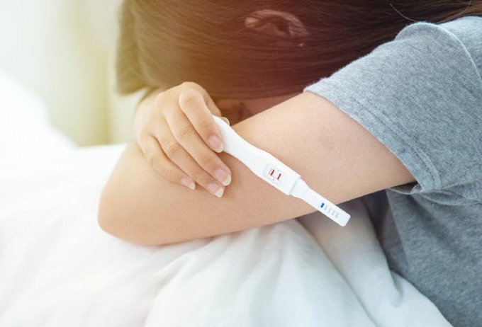 Sau khi uống thuốc, nếu chu kỳ kinh nguyệt đến muộn hơn bình thường 1 tuần chị em nên dùng que thử thai hoặc thăm khám để kiểm tra. Ảnh: Shutterstock