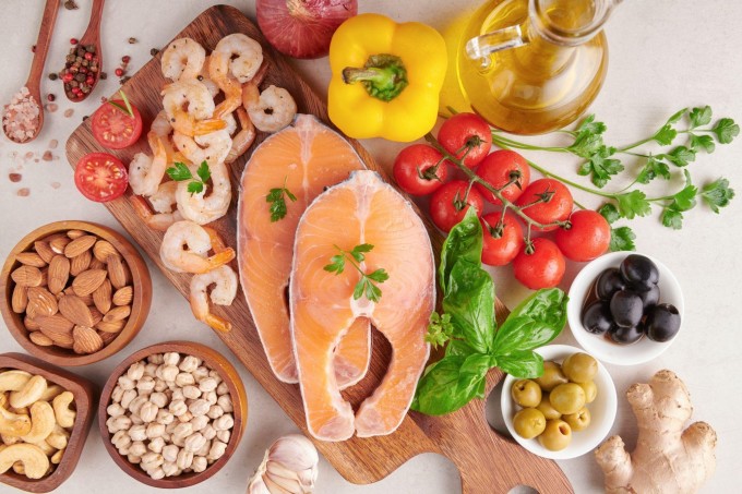 Cá, các loại hạt, rau xanh... chứa omega-3 giúp giảm nguy cơ mắc ung thư vú. Ảnh: Freepik
