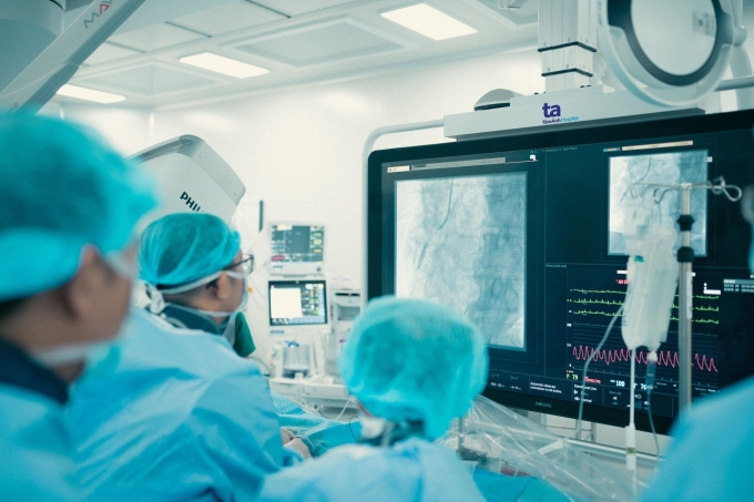 Các bác sĩ Trung tâm can thiệp mạch, BVĐK Tâm Anh TP HCM tiến hành nong mạch vành bị hẹp cho bệnh nhân. Ảnh: Bệnh viện cung cấp