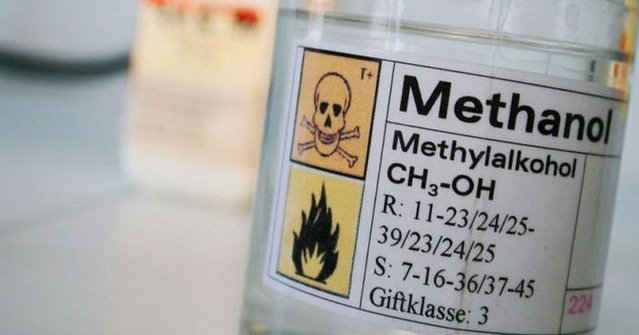 Methanol, còn gọi là cồn công nghiệp có độc tính rất cao. Nếu uống liên tục với liều không cao, methanol có thể tích lũy, gây các tổn thương cho người bệnh. Ảnh: Tips make