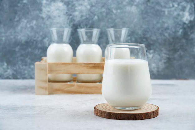 Sữa hỗ trợ sức khỏe xương, trí não nếu tiêu thụ một lượng phù hợp. Ảnh: Freepik