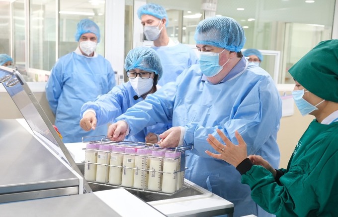Ông Colm Brophy, Quốc vụ khanh Bộ ngoại giao Ireland, phụ trách phát triển quốc tế, đến thăm ngân hàng sữa mẹ Bệnh viện Hùng Vương. Ảnh: Bệnh viện cung cấp