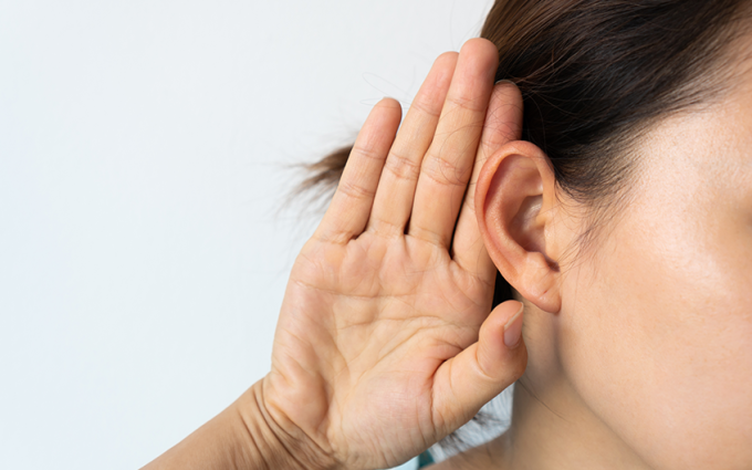 Nghe kém là tình trạng giảm sức nghe so với người bình thường (sức nghe trung bình trên 20 dB ở một hay hai tai). Ảnh: Shutterstock