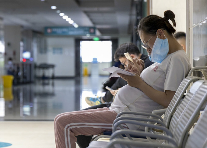Một phụ nữ kiểm tra kết quả khám thai sản tại bệnh viện thành phố Dương Châu, tỉnh Giang Tô, Trung Quốc. Ảnh: VCG
