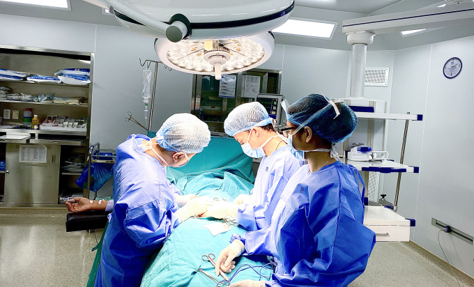 Bác sĩ Tạ Ngọc Thạch (phải) phẫu thuật tại Bệnh viện Đa khoa Tâm Anh Hà Nội. Ảnh: BVĐK Tâm Anh