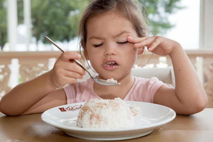 Ăn quá nhiều tinh bột thay cho các thực phẩm khác sẽ gây thiếu chất, khiến trẻ hạn chế tăng chiều cao. Ảnh: Shutterstock