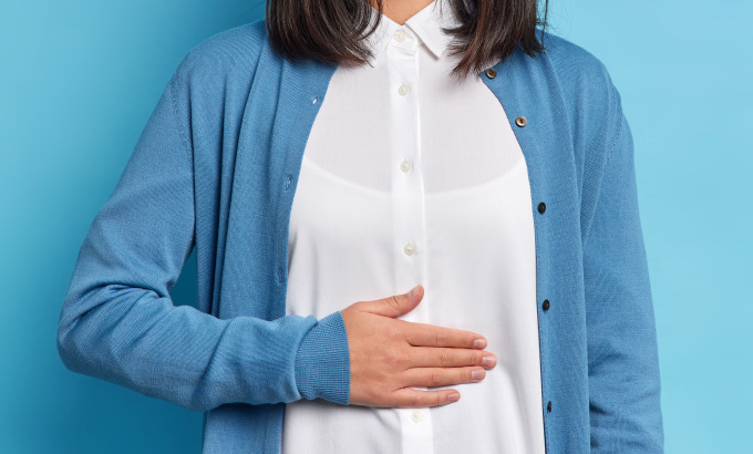 Đau co thắt bụng tiền kinh kỳ là một trong các triệu chứng thường gặp ở nữ giới. Ảnh: Freepik