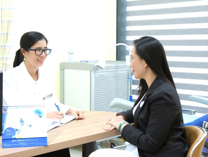 Bác sĩ CKI Hồ Thị Khánh Quyên tư vấn cho chị em phụ nữ lựa chọn phương pháp ngừa thai sau sinh. Ảnh: Tâm Anh