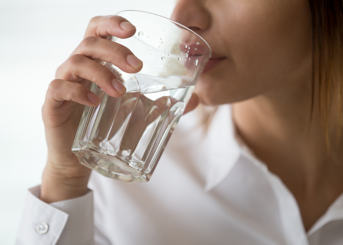 Khi xảy ra tình trạng sôi bụng, uống một cốc nước ấm giúp tạm thời ổn định đường ruột. Ảnh: Shutterstock