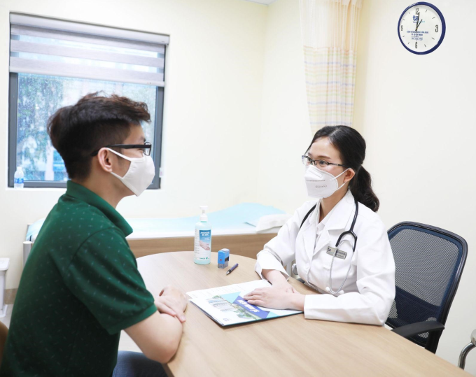 Bác sĩ Hoài Phương tư vấn cho người bệnh về hai loại men. Ảnh: Bệnh viện cung cấp