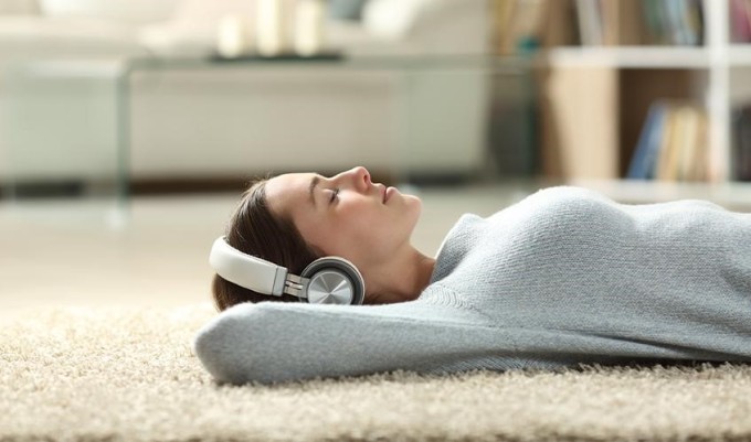 Đeo tai nghe trong thời gian dài có thể dẫn đến suy giảm hoặc mất thính lực sớm. Ảnh: Shutterstock