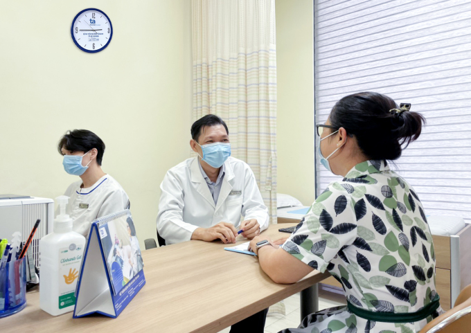 Bác sĩ Tân Cương tư vấn cho người bệnh về các bệnh lý đường tiết niệu. Ảnh: Hân Thái