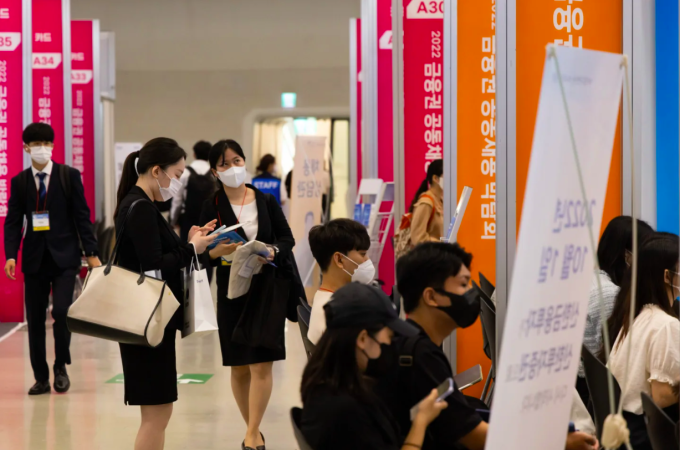 Người trẻ Hàn Quốc tìm việc làm trong lĩnh vực tài chính tại Seoul, tháng 8/2022. Ảnh: Bloomberg