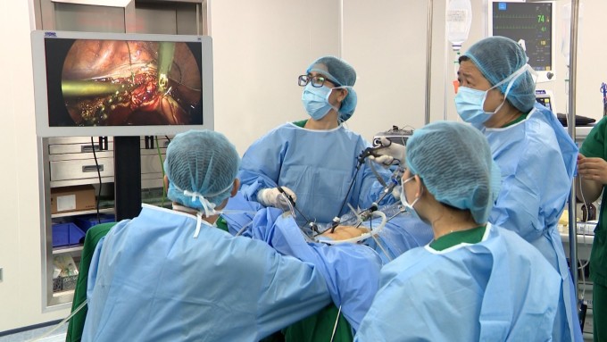 Các bác sĩ Bệnh viện Đa khoa Hưng Thịnh trong một ca phẫu thuật nhân xơ tử cung đầu tháng 10/2021. Ảnh: Phong Lan.