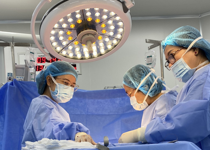 Bác sĩ Ngô Thị Bình Lụa đang thực hiện ca mổ tại BVĐK Tâm Anh. Ảnh: bệnh viện cung cấp