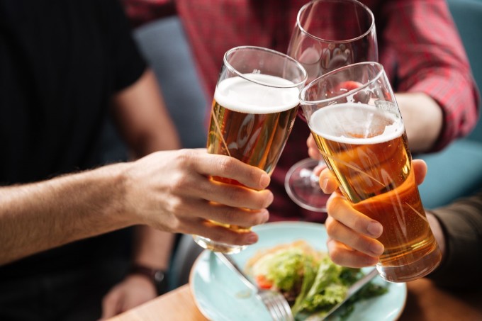 Lạm dụng bia rượu, các chất kích thích có thể gây suy giảm trí nhớ.  Ảnh: Shutterstock
