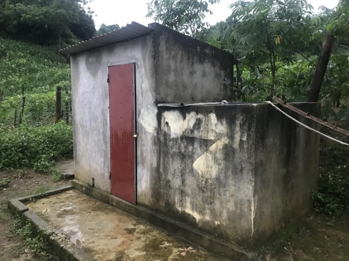 Nhiều nhà vệ sinh trường học ở miền núi thiếu nước sạch, xà phòng tăng nguy cơ lây nhiễm bệnh cho học sinh. Ảnh: Quỹ Hy Vọng (Hope).